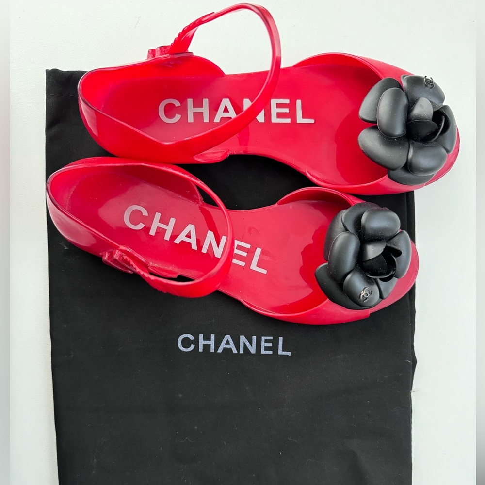 Gorgeous authentic Chanel Camellia jelly sandals size 36. Good condition!